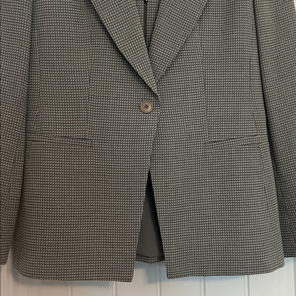 Armani Collezioni Wool/Cotton Blazer with Single Button Front. Size 8 - Picture 3 of 11